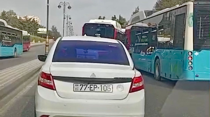 Bu küçədə avtobuslar hərəkəti çətinləşdirir – Sürücülər ŞİKAYƏTÇİDİR - VİDEO