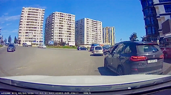 “BMW” ilə sürücünün yolunu kəsərək təhqir etdi – 10-ZO-063    - VİDEO