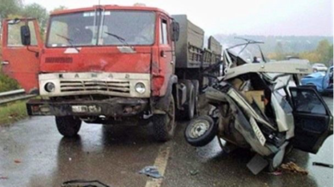 Bakıda minik maşını “KamAZ”a ÇIRPILDI:  Yaralılar var