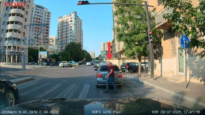 Это водитель едет по "своим" правилам: проезжает на красный, останавливается на зеленый свет - ВИДЕО 