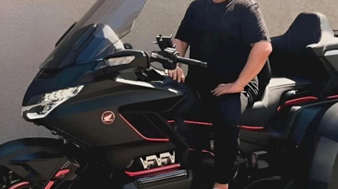 Məhşur komediyaçı 2.5 milyonluq motosikletini nümayiş etdirdi - FOTO