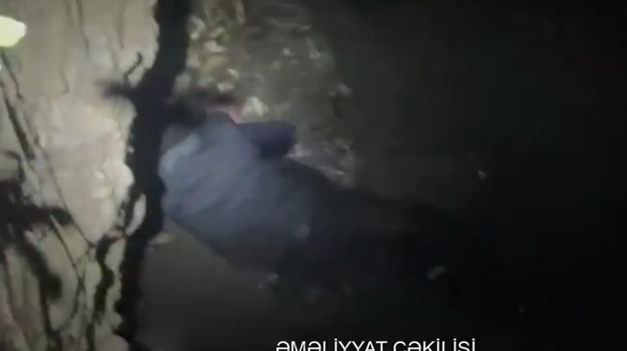 Körpüdən keçərkən çay dərəsinə yıxıldı - VİDEO