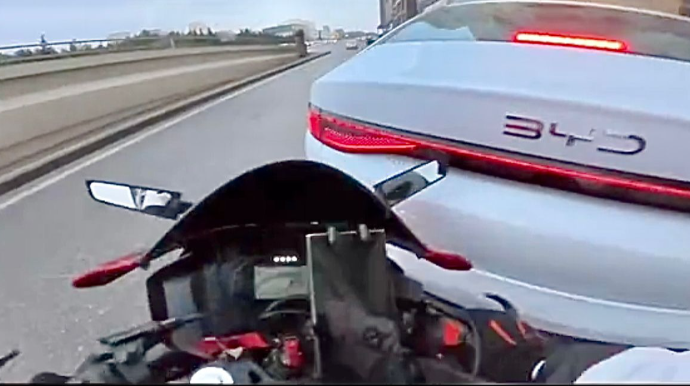 Babək prospektində qəza: Motosiklet “BYD”yə çırpıldı - ANBAAN VİDEO