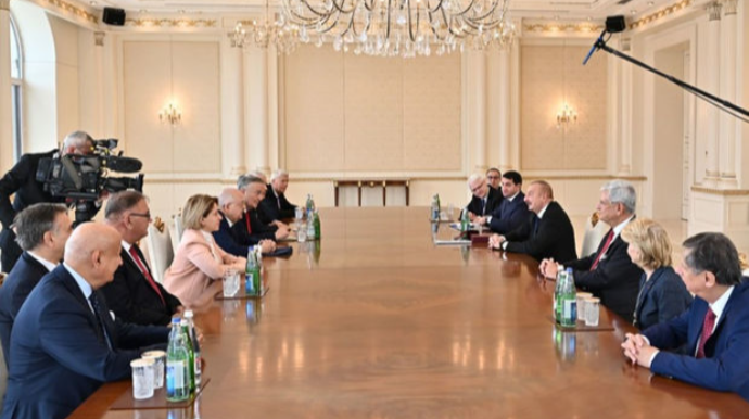 İlham Əliyev Nizami Gəncəvi Beynəlxalq Mərkəzinin nümayəndə heyətini qəbul edib 