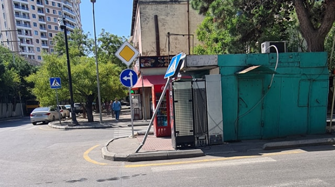 Bakıda piyada keçidi nişanının "ürəyi getdi":  xətlər isə "dərddən solub"  - FOTO