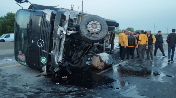 Kürdəmirdə yük maşını aşdı, yolda tıxac yarandı - FOTO - VİDEO 