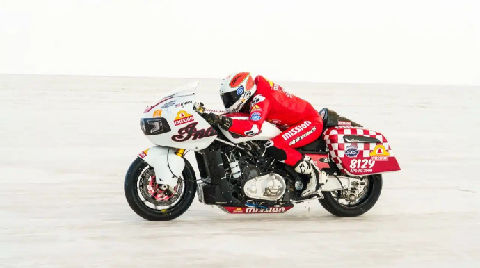 Motosikletlə yarım əsrlik rekord yeniləndi 