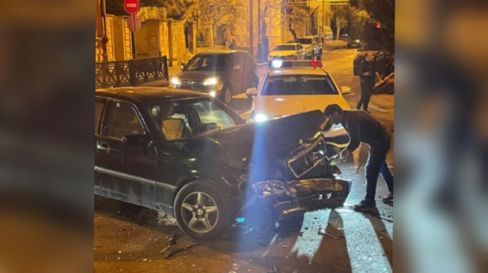 Bakıda iki avtomobil toqquşdu, xəsarət alanlar var  - FOTO