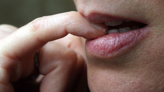 Köməkçi qadın deputatın dırnağını tutdu, masaj etdi - FOTO