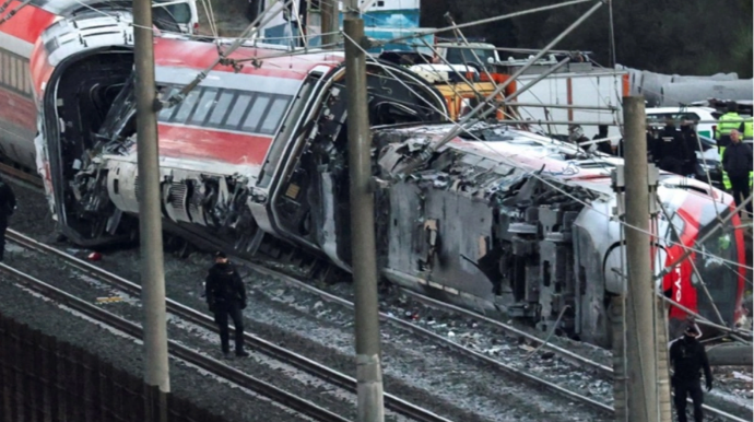 Число жертв схода с рельсов двух поездов в Испании достигло 41 