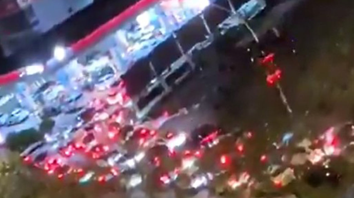 Bu ölkədə qiymət qalxdı, yanacağa görə kilometrlərlə tıxac yarandı - VİDEO