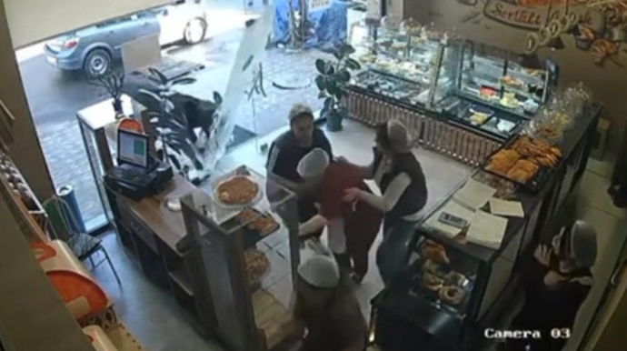 Gəncədə inək şirniyyat mağazasına hücum çəkib - YARALI VAR - VİDEO  