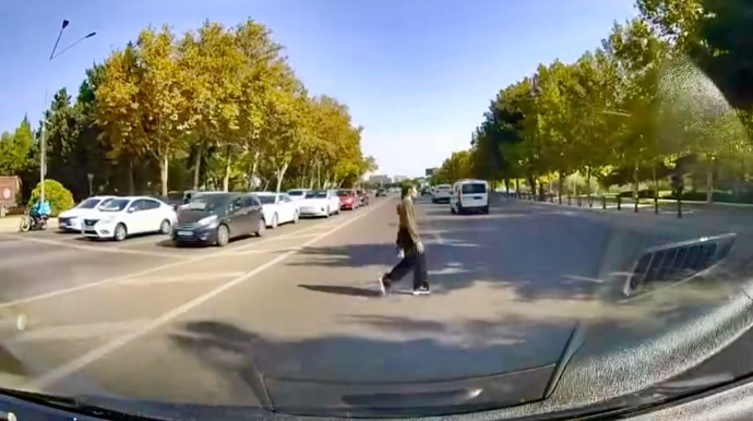 Keçidin yaxınlığında qayda pozan gənc qız sürücülərə təhlükə yaratdı   - VİDEO