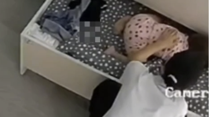 Bakıda bağçada tərbiyəçinin uşağa qarşı kobud rəftarının görüntüləri yayıldı - VİDEO