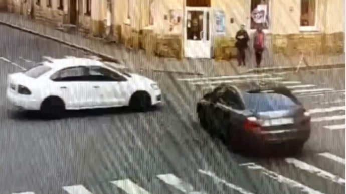 "Skoda" və "Volkswagen" toqquşdu; piyadalar möcüzə nəticəsində sağ qaldı - VİDEO 