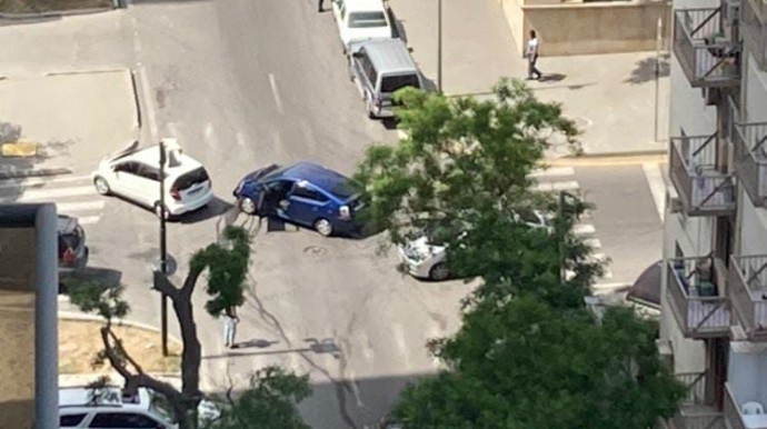 “Stop” işarəsinə məhəl qoymayan “Prius”  qəza səbəbkarına çevrildi  - FOTO