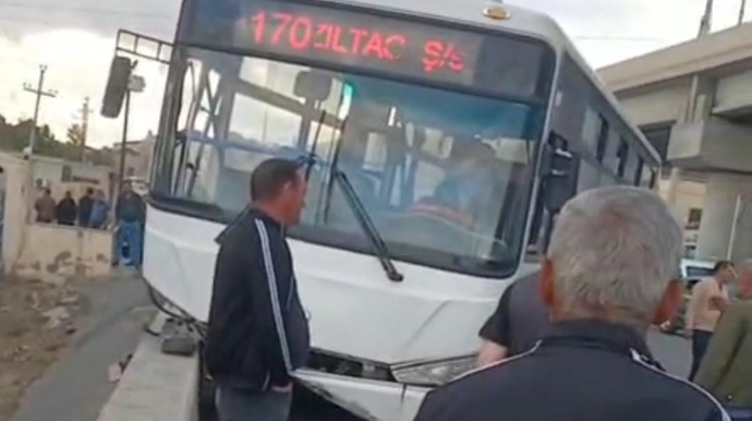 Раскрыта причина аварии автобуса в Баку - ВИДЕО