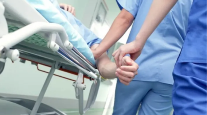 Bakıda tələbə qız bacısını bıçaqladı 