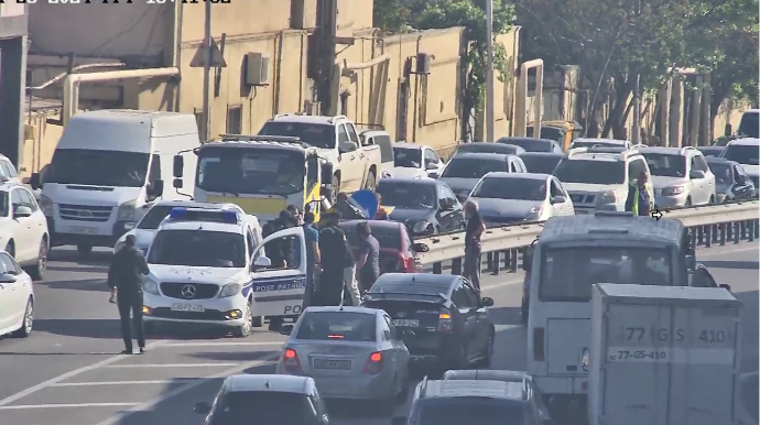 Minik avtomobili dəmir arakəsməyə çırpılıb - FOTO  