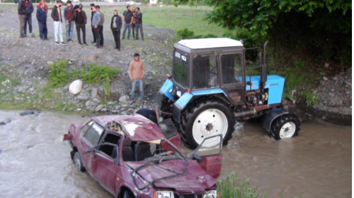 В Балакене легковой автомобиль упал в реку: водитель погиб, еще трое ранены  - ФОТО