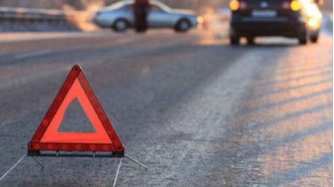 Sabirabadda avtomobil dəmir betona çırpılıb, xəsarət alanlar var 