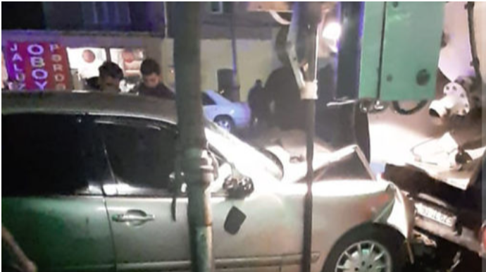 В Баку Mercedes врезался в спецмашину ОАО "Азерсу", есть пострадавшие  - ФОТО
