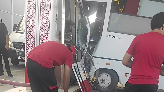 Sumqayıtda avtobus "zapravka"ya çırpıldı - VİDEO 