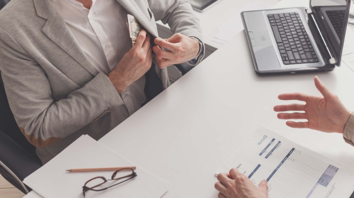 Polisin 230 min manatlıq dələduzluq faktı ilə bağlı araşdırma başladı