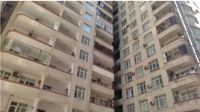 Bakıda insanlar yanğından belə xilas edildi - VİDEO  