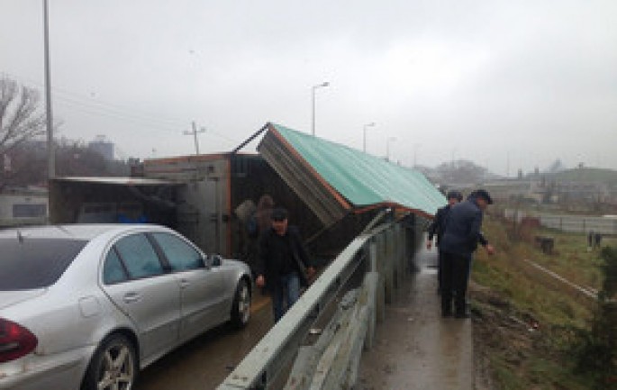 Yük maşını aşdı: xəsarət alan var - Yevlaxda