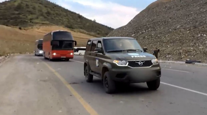 Rusiya sülhməramlıları Qarabağı tərk edən erməni sakinlərin sonuncu reysini müşayiət ediblər - VİDEO 