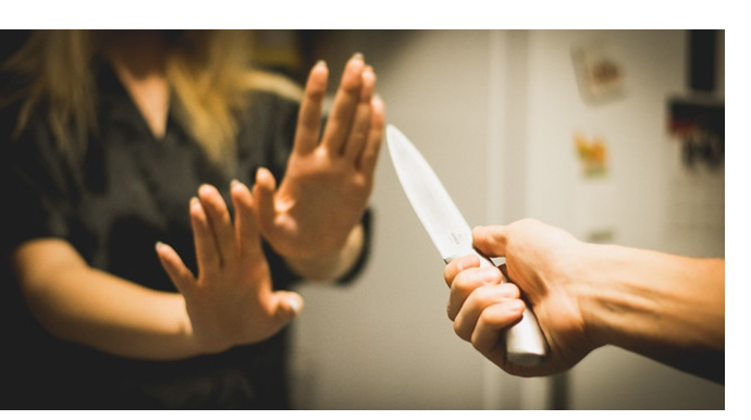 Gəncədə qonşusunu qətlə yetirən qadının istintaqı başa çatıb