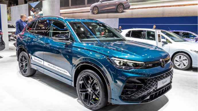 "Volkswagen" iki modelin istehsalını dayandıracaq 