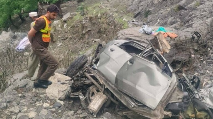 Avtomobil dərəyə aşdı - Bir ailənin 8 üzvü öldü 