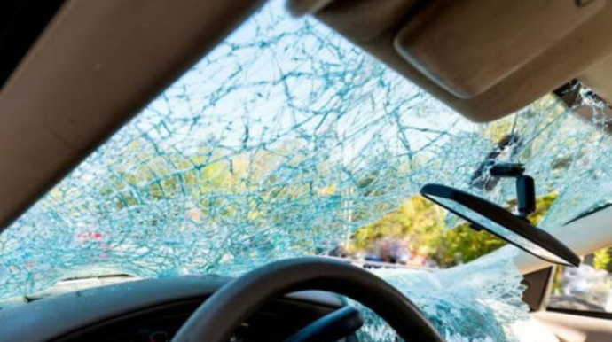 Piyada yola qaçdı, maşın şadlıq evinə çırpıldı: Xəsarət alanlar var - VİDEO 