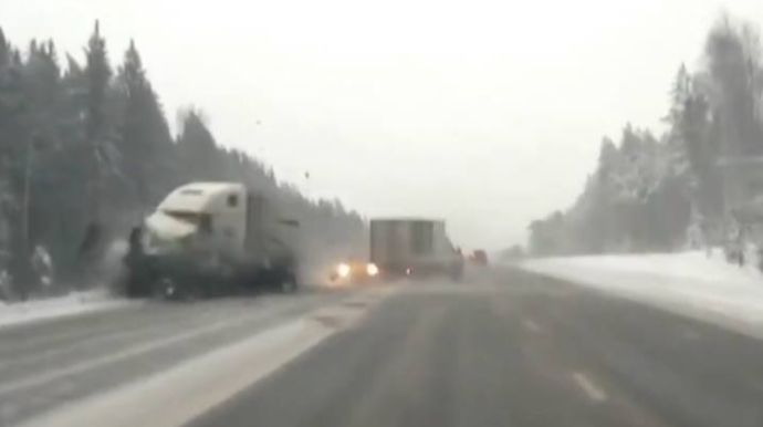 Buzlu yolda dəhşətli qəza  anbaan görüntüləndi - VİDEO