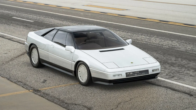 Dünyada yeganə olan avtomobil hərraca çıxarıldı - FOTO