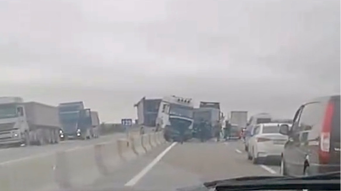 Xızıda qəza: Yük maşını beton arakəsməni dağıtdı   - VİDEO