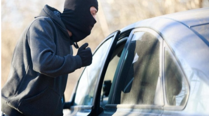 Avtomobildən külli miqdarda pul oğurlandı 