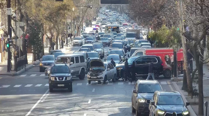 Bakının mərkəzində yol qəzası olub, sıxlıq yaranıb - FOTO 