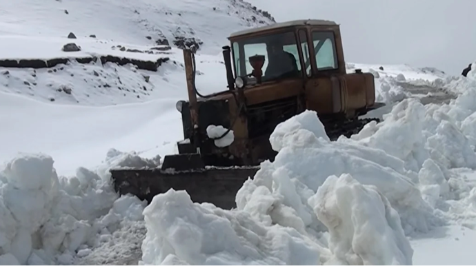 "Ömrümdə belə hadisə görməmişdim" - Qubada qarın hündürlüyü üç metri keçib - VİDEO