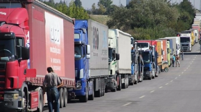 AYNA:  На таможенном посту "Красный мост" скопилось около 200 грузовых автомобилей