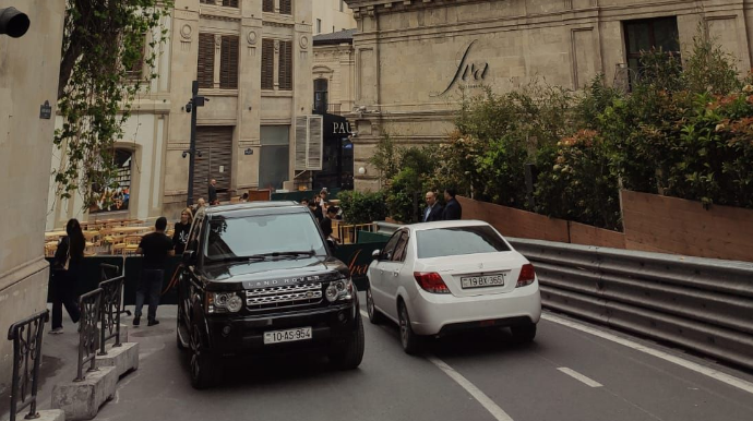 Şəhərin mərkəzi küçəsinin ortasında konsert - VELOSİPED ZOLAĞI VƏ SƏKİ ZƏBT EDİLDİ - VİDEO 