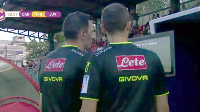 Kuryoz hadisə -  Baş məşqçi öz futbolçusuna qırmızı vərəqə tələb etdi - VİDEO 