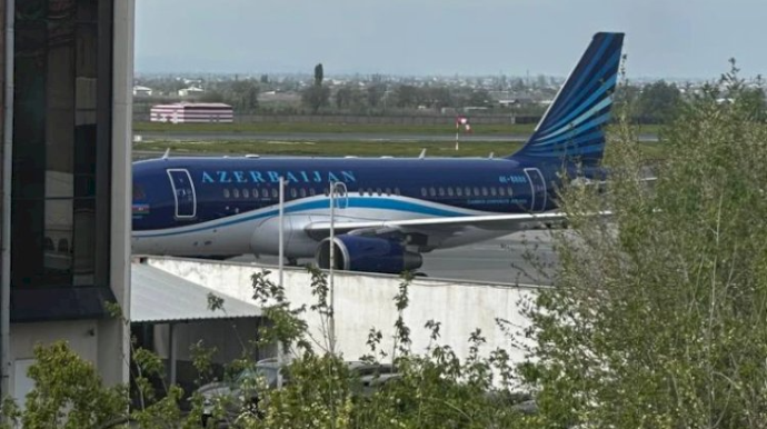Azərbaycan rəsmiləri İrəvana getdi - AZAL təyyarəsi “Zvartnots”da 