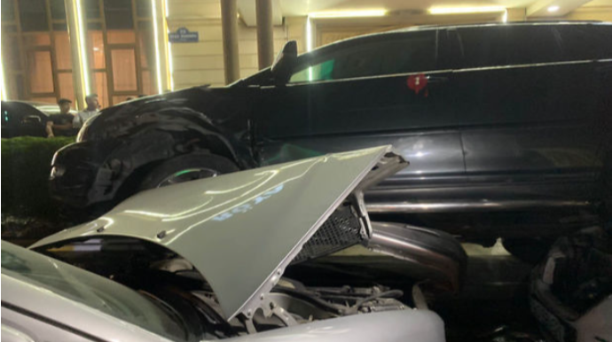 В Баку автомобиль врезался в припаркованные перед домом торжеств машины    - ВИДЕО