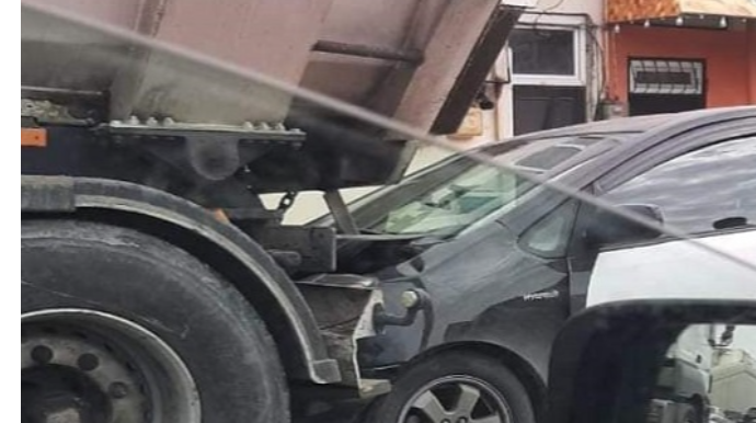 Paytaxtda "Prius" yük maşını ilə toqquşub