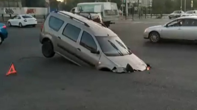 Avtomobil çökən yola düşüb yarıya kimi batdı – ANBAAN VİDEO