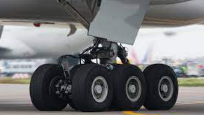 Havaya qalxan təyyarənin təkəri qopdu - VİDEO