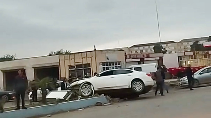 Salyanda idarəetmədən çıxan “KIA” bordürə çırpıldı    - VİDEO